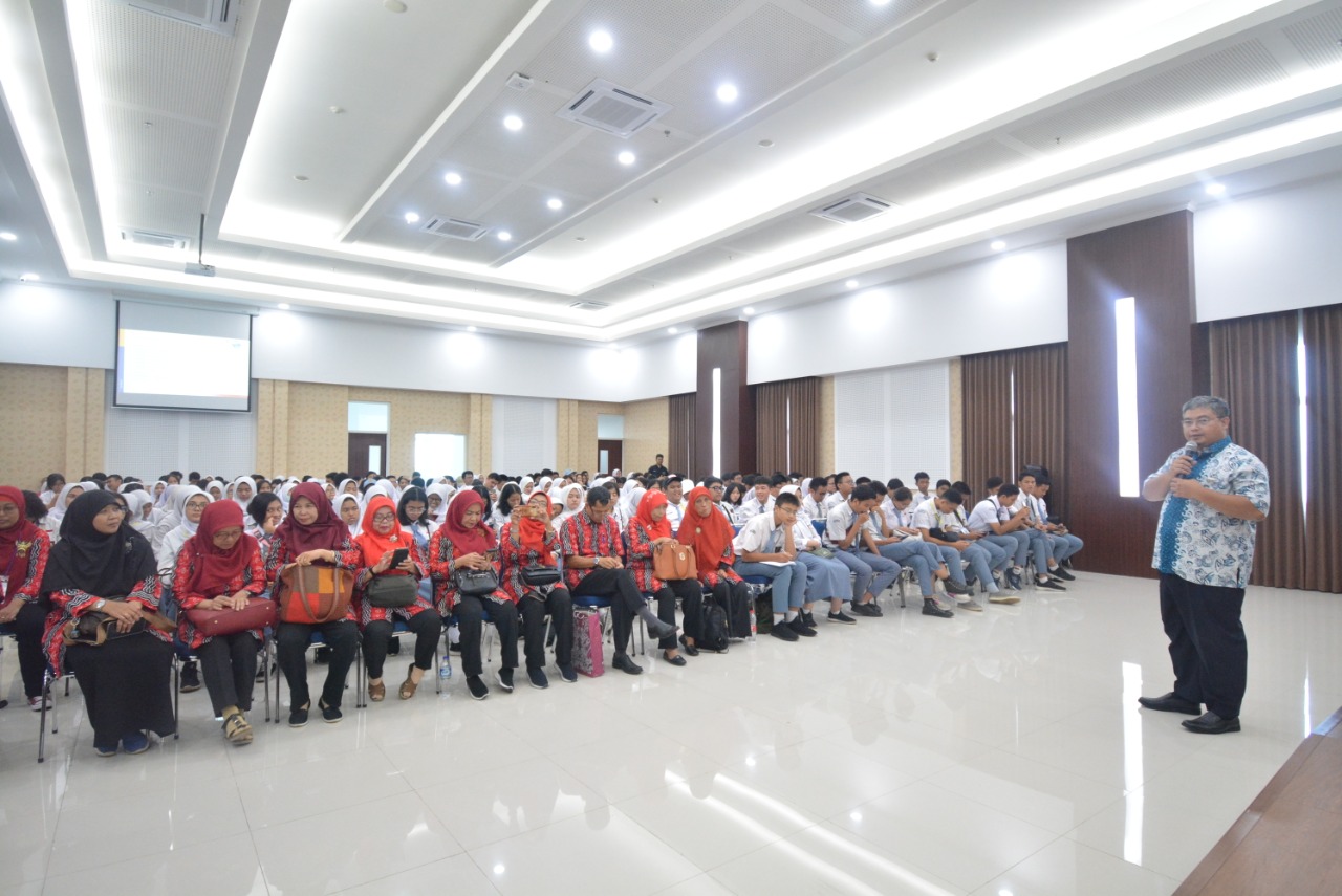 SMAN 3 Kota Tangerang Selatan Outing Class di FSM UNDIP