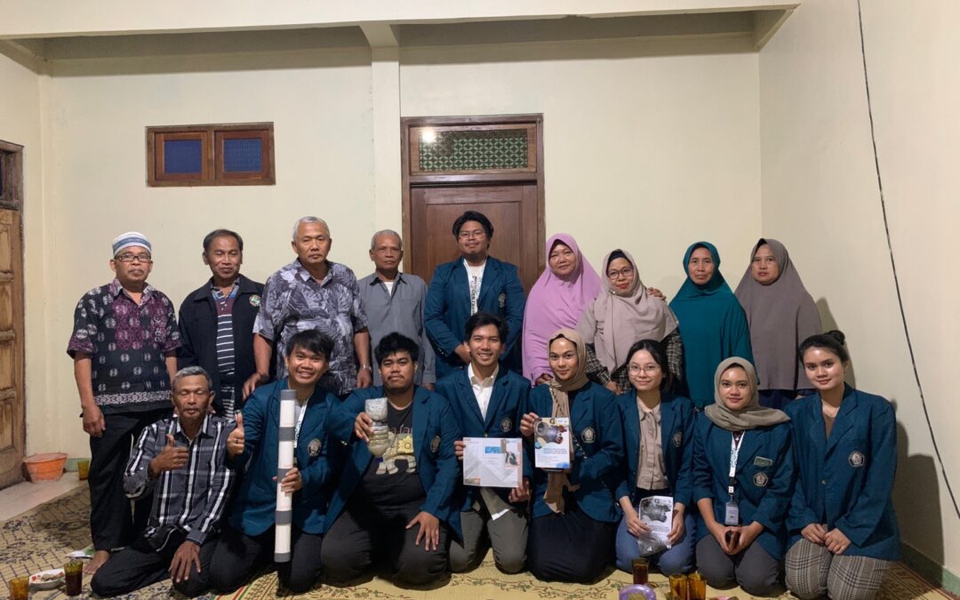 Mahasiswa KKN Tim II Undip Memanfaatkan Limbah Serbuk Kayu sebagai Arang Aktif dalam Pembuatan Filtrasi Bertingkat untuk Penjernihan Air Tanah di Kelurahan Bulakan, Kecamatan Sukoharjo