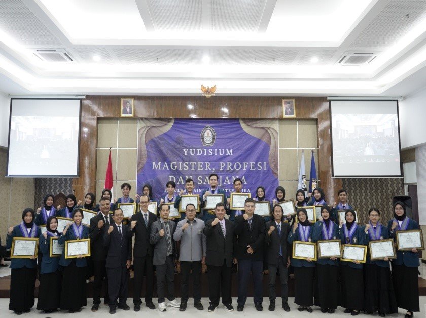 Yudisium Fakultas Sains dan Matematika: 70% Lulus Cumlaude