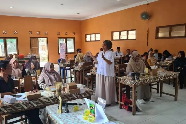 Dosen FSM Undip Beri Pelatihan E-commerce untuk Petani Salak di Desa Jerukagung