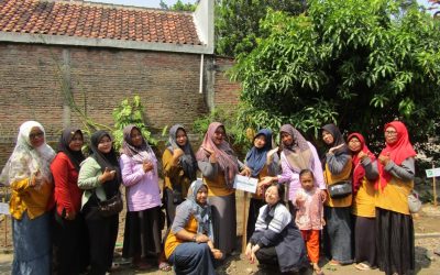 Hidupkan Lahan Kosong! Mahasiswa KKN TIM II UNDIP dan Kader Kesehatan Sunggingan Berkolaborasi Ciptakan Apotek Hidup