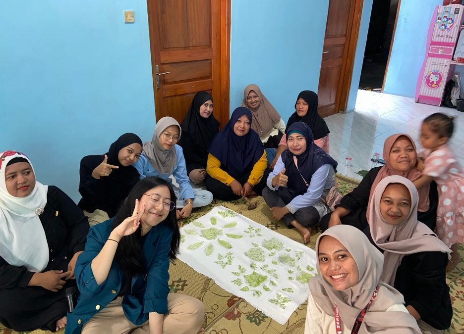 Luar Biasa! Mahasiswa KKN TIM II UNDIP Hadirkan Pesona Alam Sunggingan di Kain Lewat Workshop Ecoprinting
